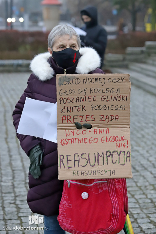 Protestujący kolędnicy na ulicach starówki