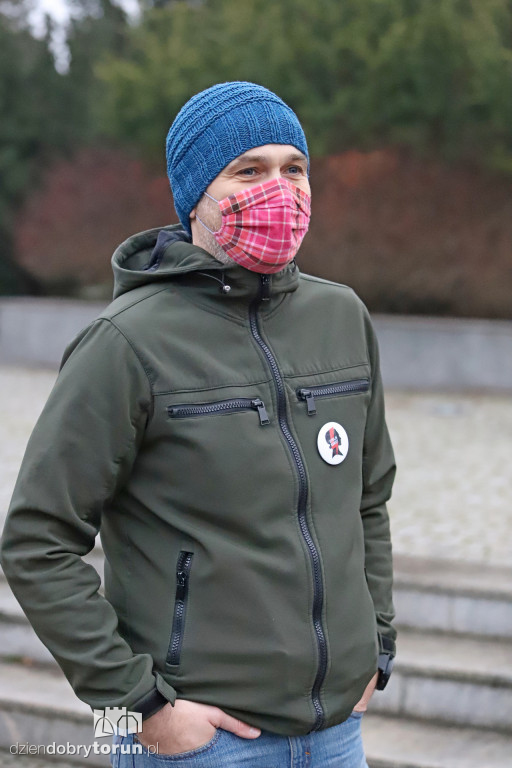 Protestujący kolędnicy na ulicach starówki