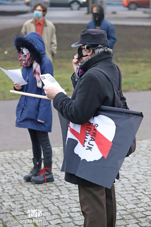 Protestujący kolędnicy na ulicach starówki