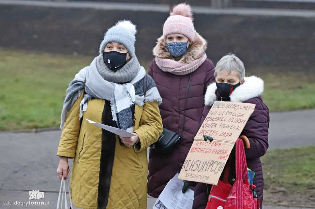 Protestujący kolędnicy na ulicach starówki