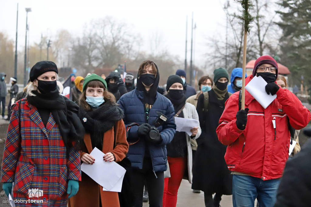 Protestujący kolędnicy na ulicach starówki
