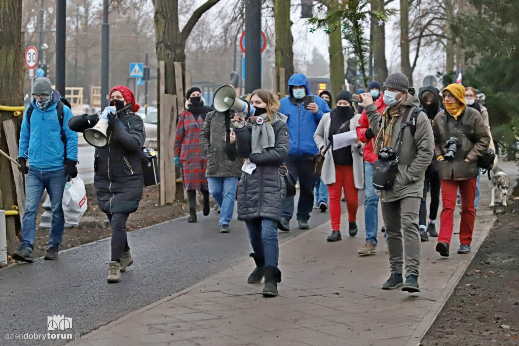 Protestujący kolędnicy na ulicach starówki