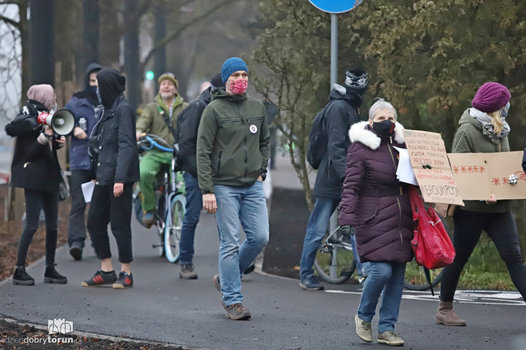 Protestujący kolędnicy na ulicach starówki