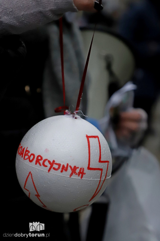 Protestujący kolędnicy na ulicach starówki