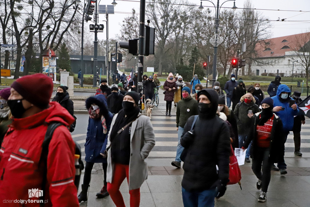 Protestujący kolędnicy na ulicach starówki