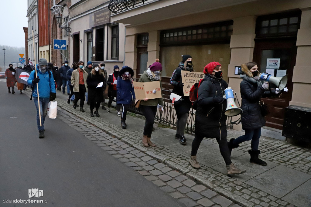 Protestujący kolędnicy na ulicach starówki