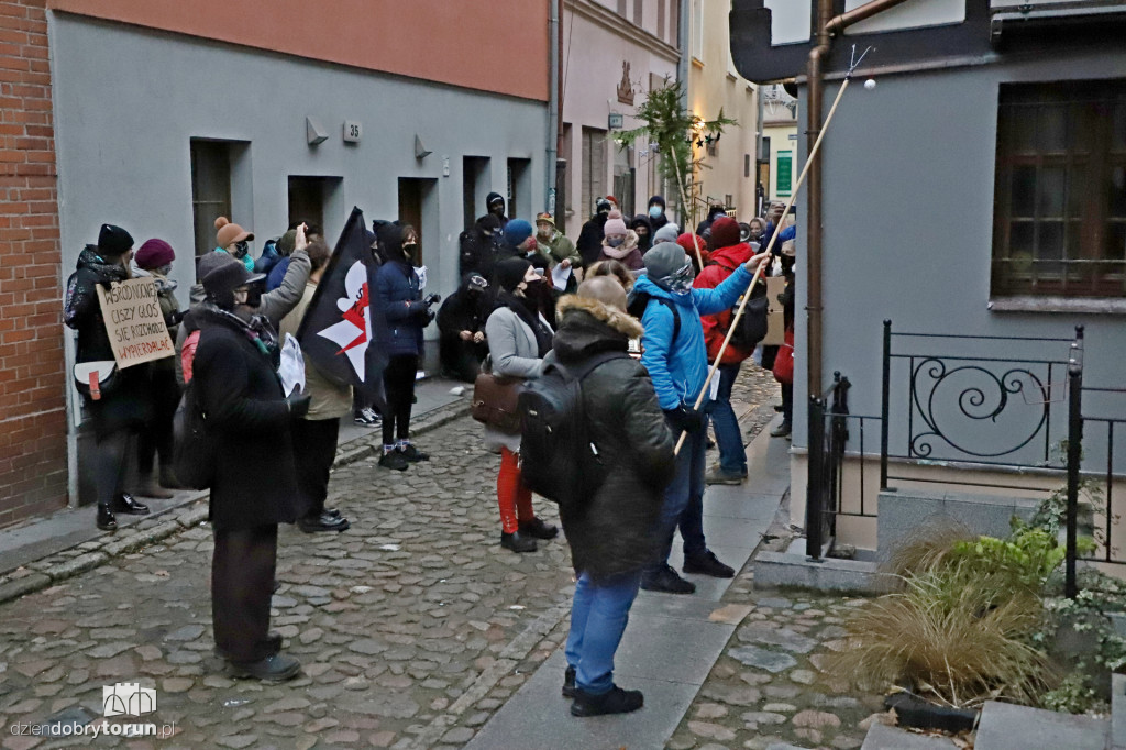 Protestujący kolędnicy na ulicach starówki