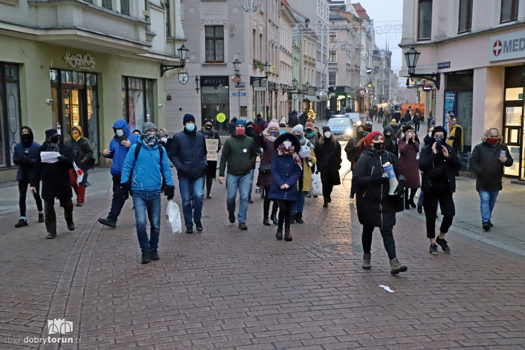 Protestujący kolędnicy na ulicach starówki