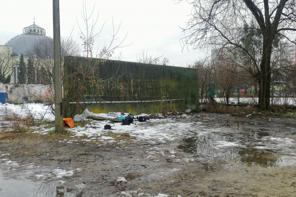 Teren obok basenu przy Bażyńskich