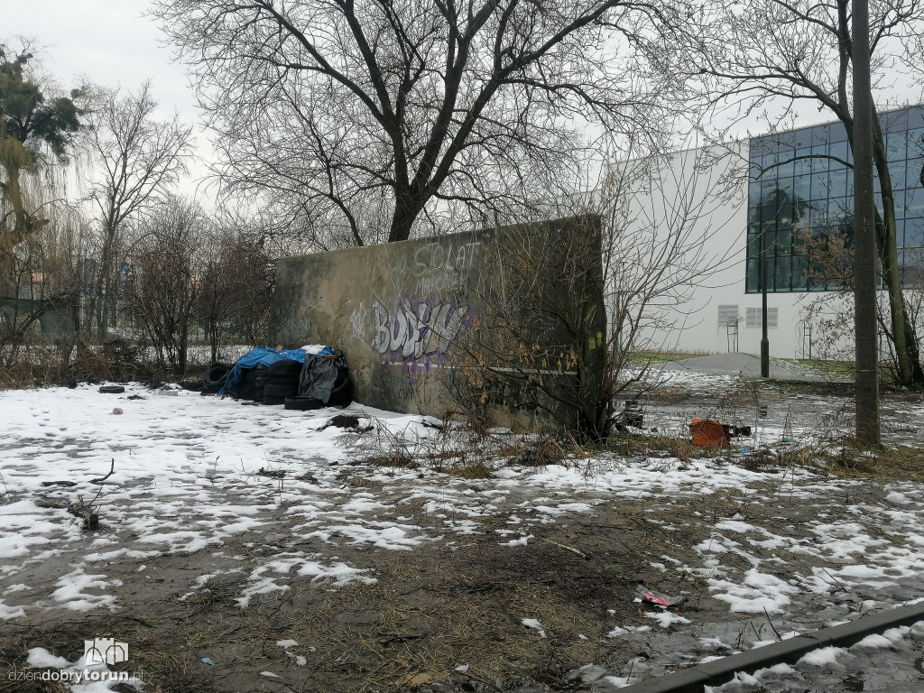 Teren obok basenu przy Bażyńskich