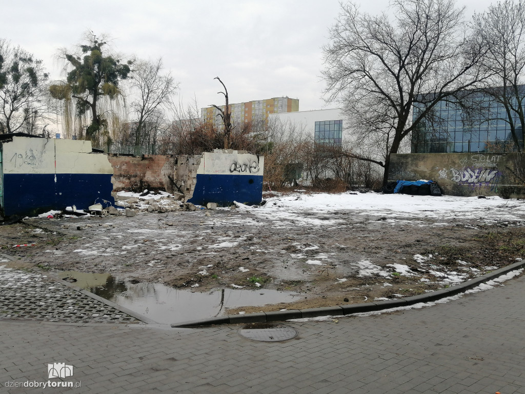 Teren obok basenu przy Bażyńskich