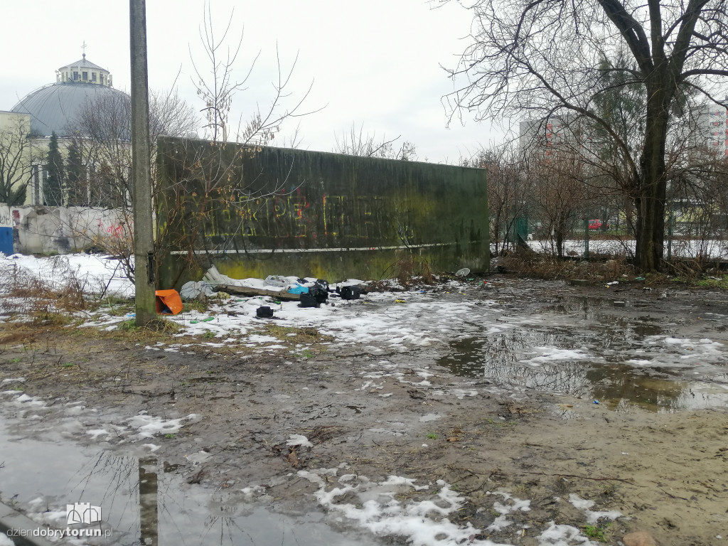 Teren obok basenu przy Bażyńskich