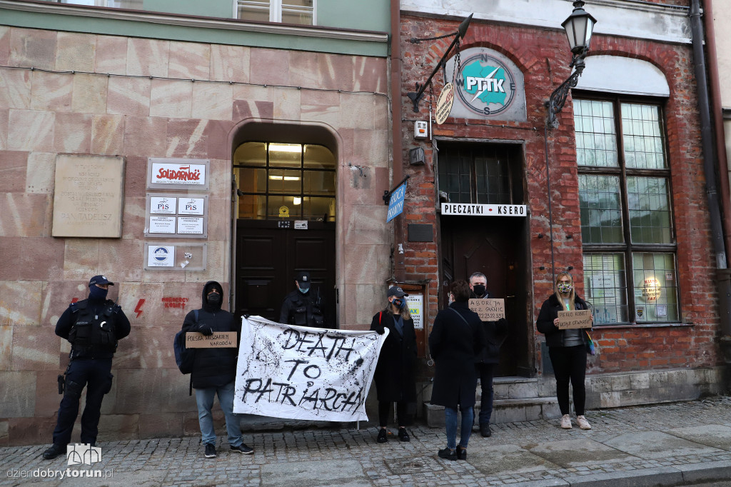 Pikieta pod siedzibą PIS