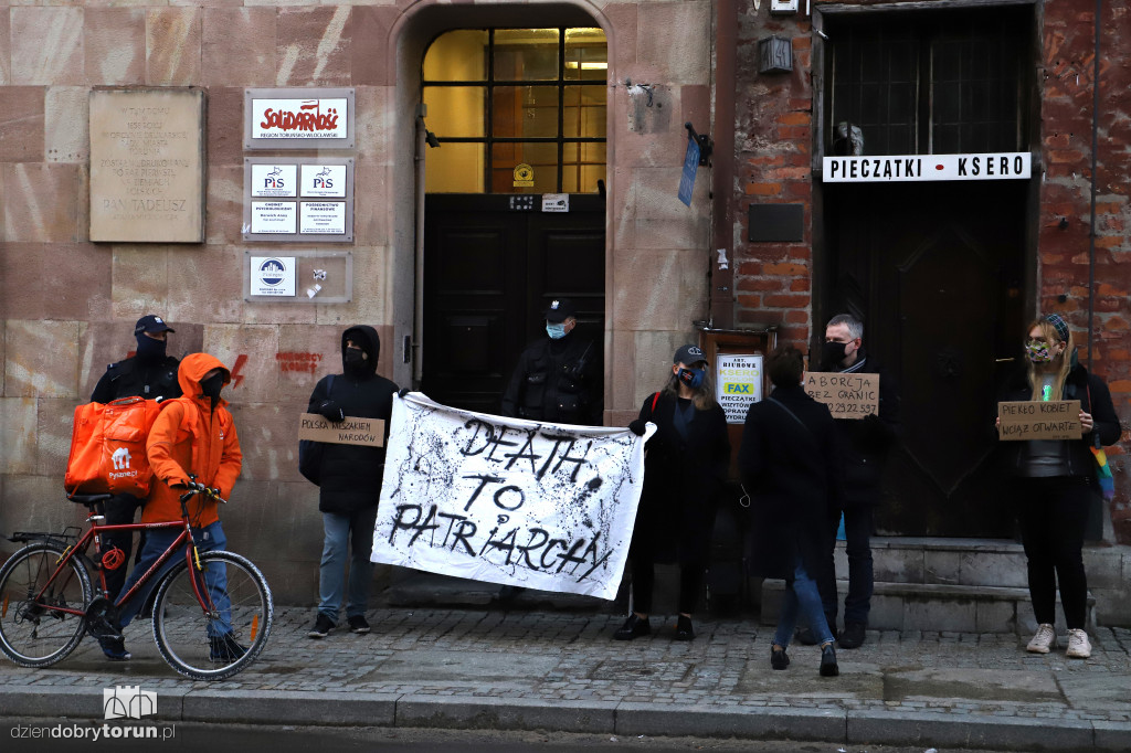 Pikieta pod siedzibą PIS