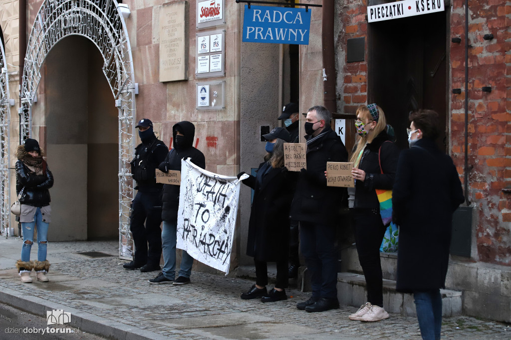 Pikieta pod siedzibą PIS