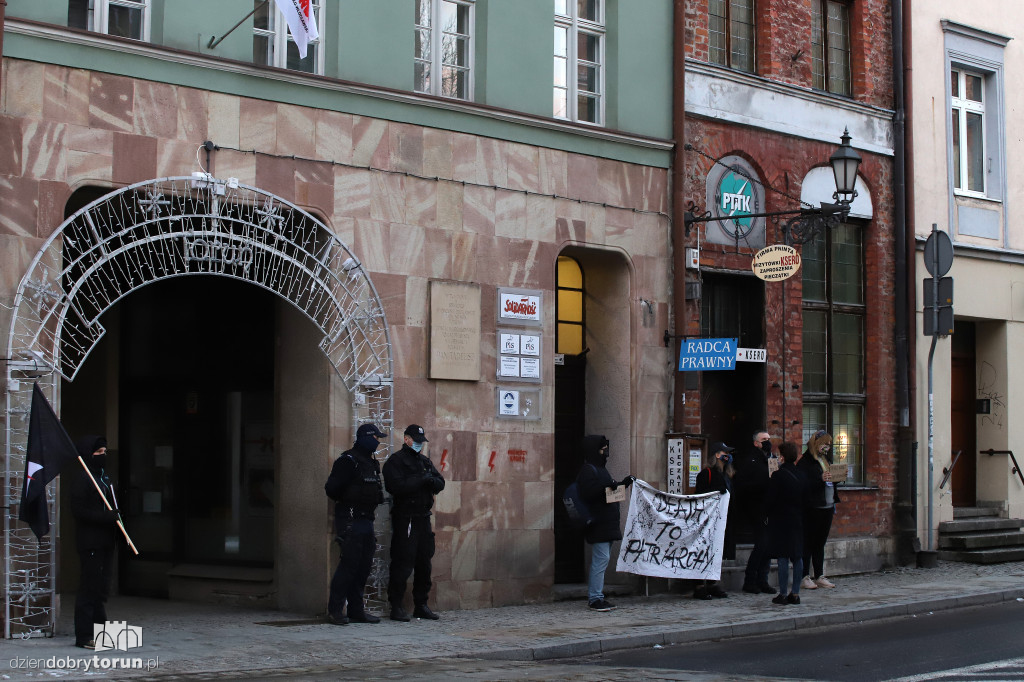 Pikieta pod siedzibą PIS