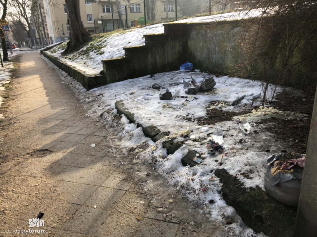 Toruń: śmieci na Bydgoskim Przedmieściu