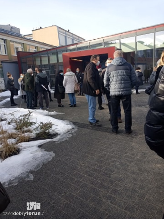 Toruń: nauczyciele w kolejkach do szczepień