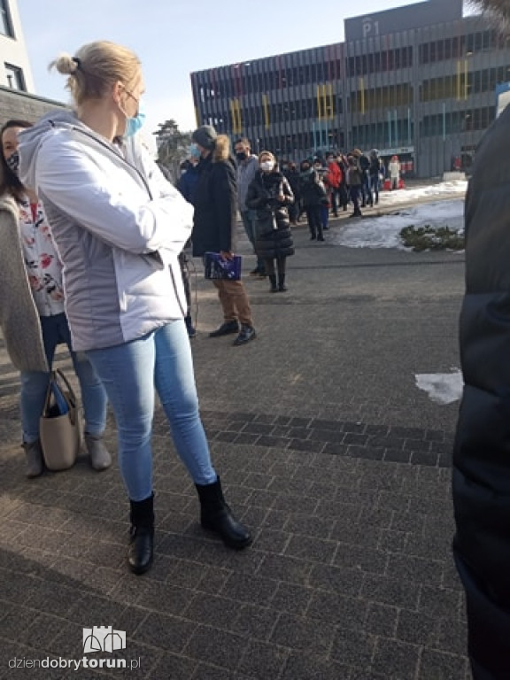 Toruń: nauczyciele w kolejkach do szczepień