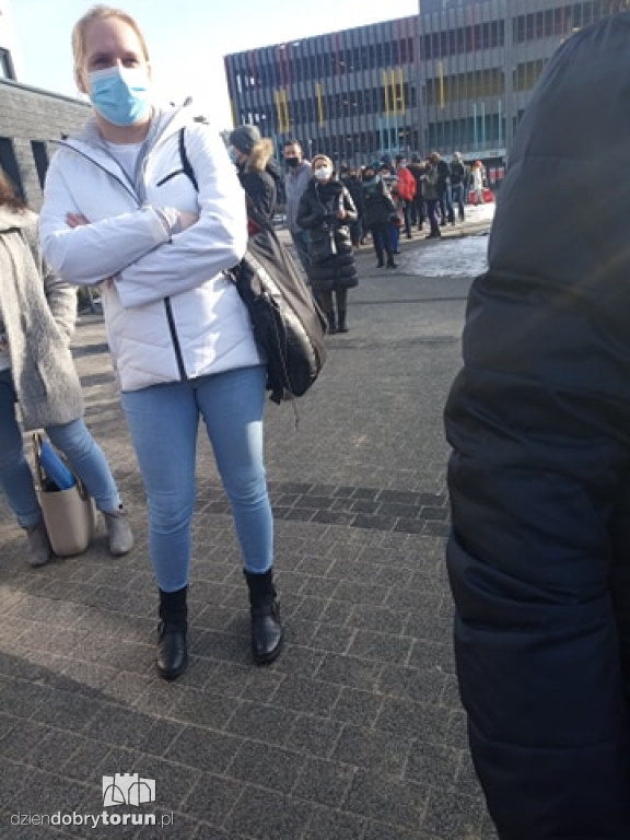 Toruń: nauczyciele w kolejkach do szczepień