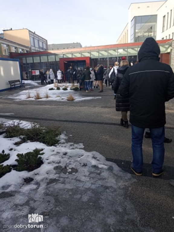 Toruń: nauczyciele w kolejkach do szczepień