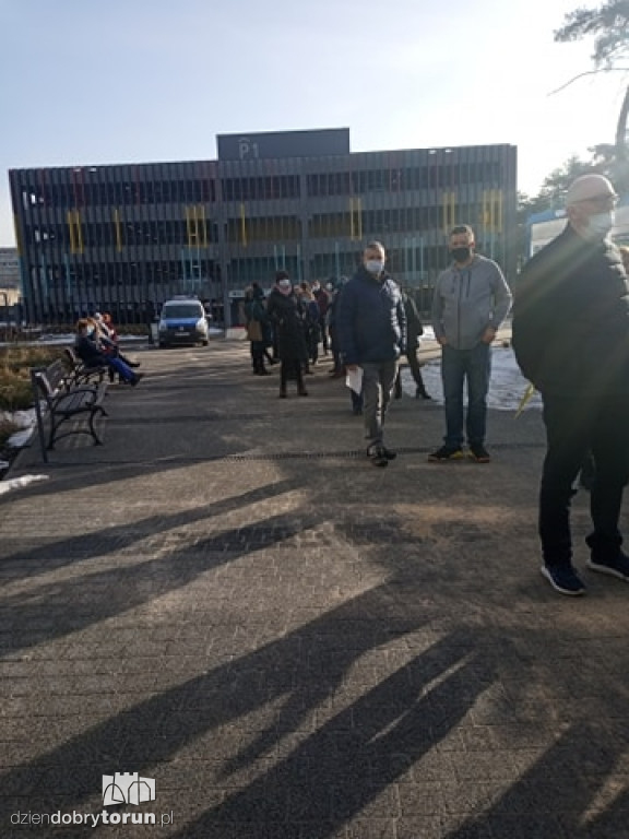 Toruń: nauczyciele w kolejkach do szczepień