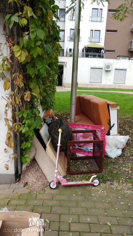 Toruń: śmieci na osiedlu Sztuk Pięknych