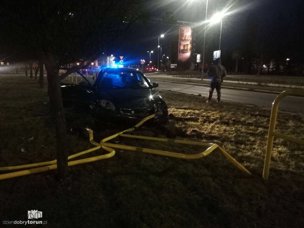 Toruń: samochód wjechał w barierki