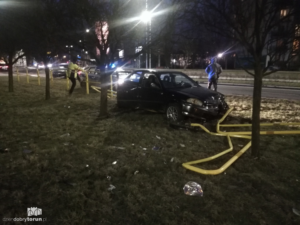 Toruń: samochód wjechał w barierki