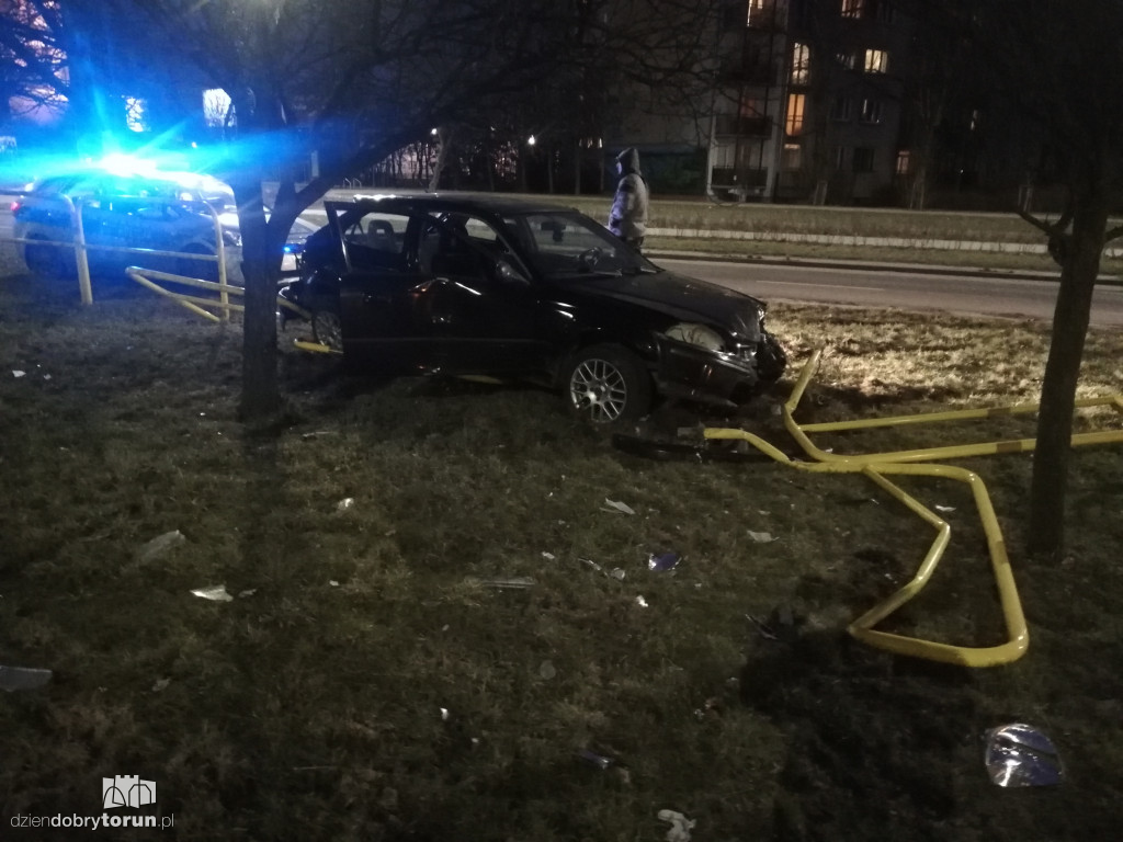 Toruń: samochód wjechał w barierki