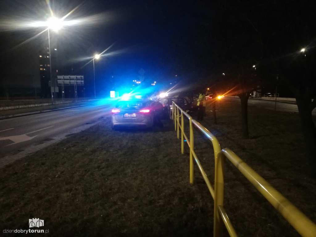 Toruń: samochód wjechał w barierki