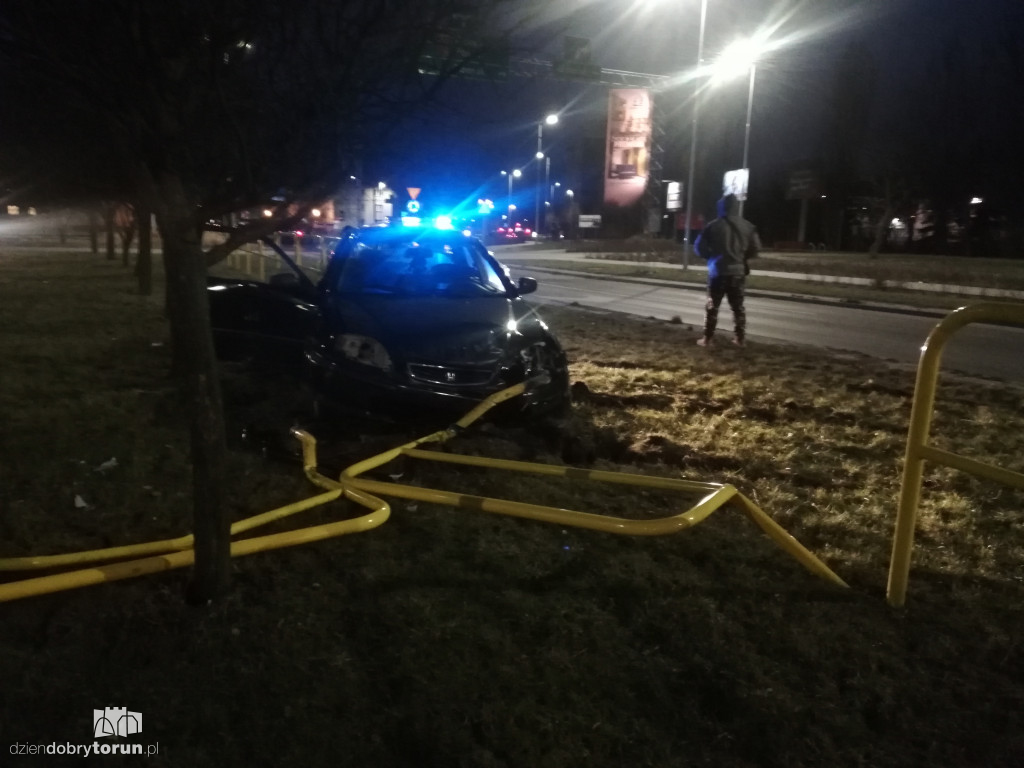 Toruń: samochód wjechał w barierki