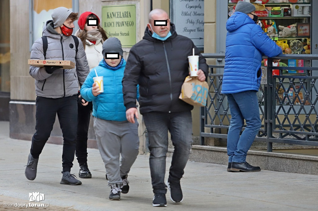 Tak torunianie noszą maseczki