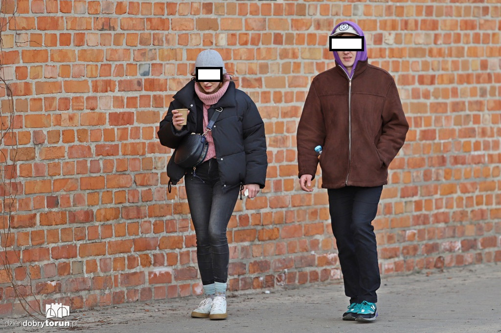Tak torunianie noszą maseczki