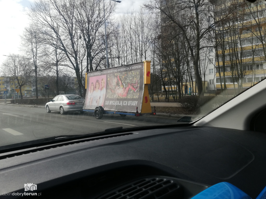 Toruń: baner pro-life na ulicach miasta