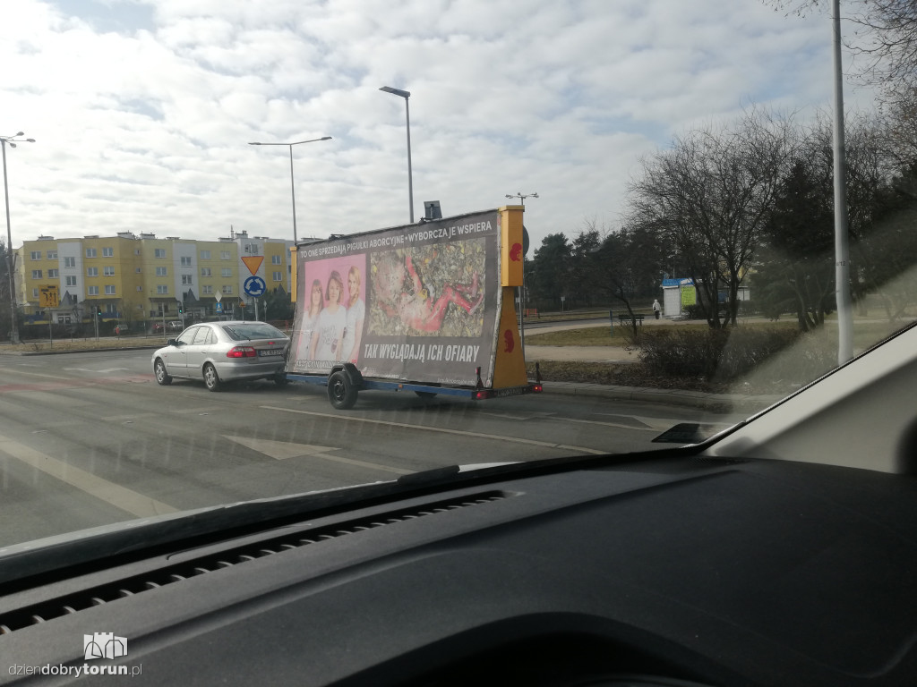 Toruń: baner pro-life na ulicach miasta