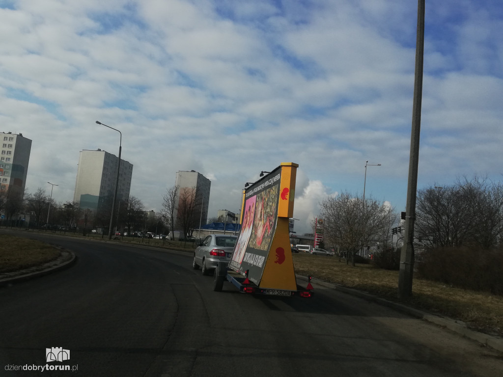 Toruń: baner pro-life na ulicach miasta