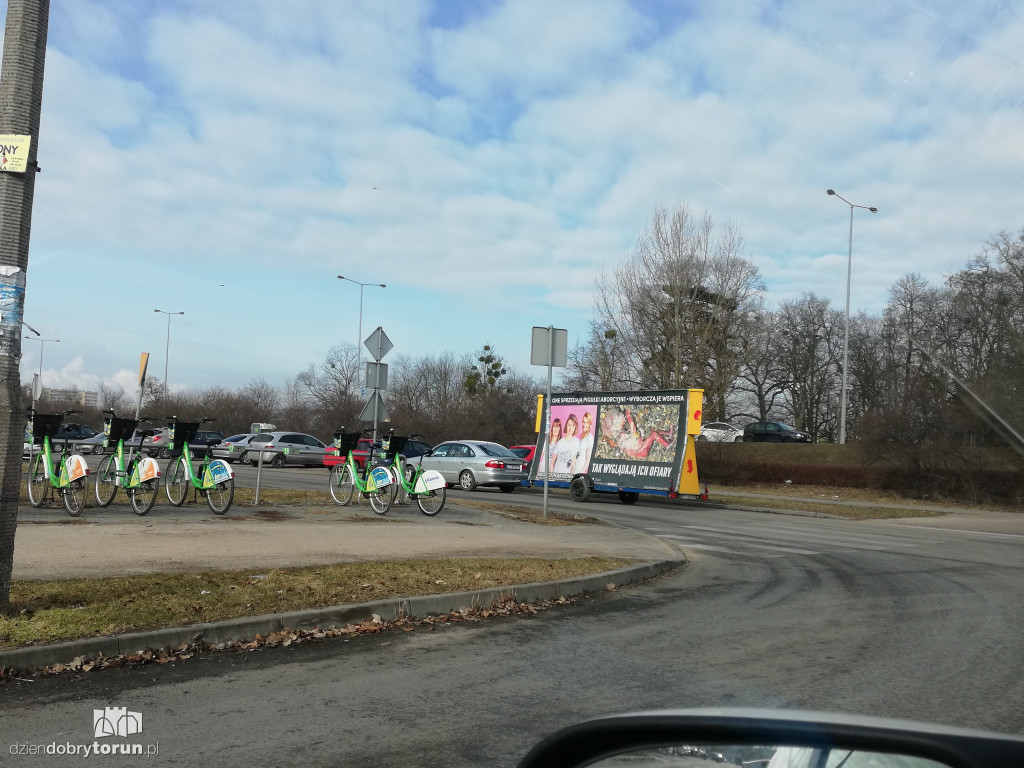 Toruń: baner pro-life na ulicach miasta