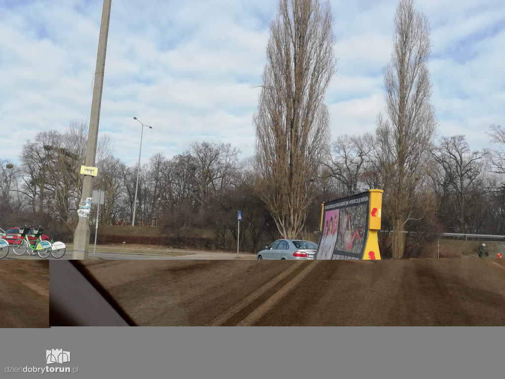 Toruń: baner pro-life na ulicach miasta