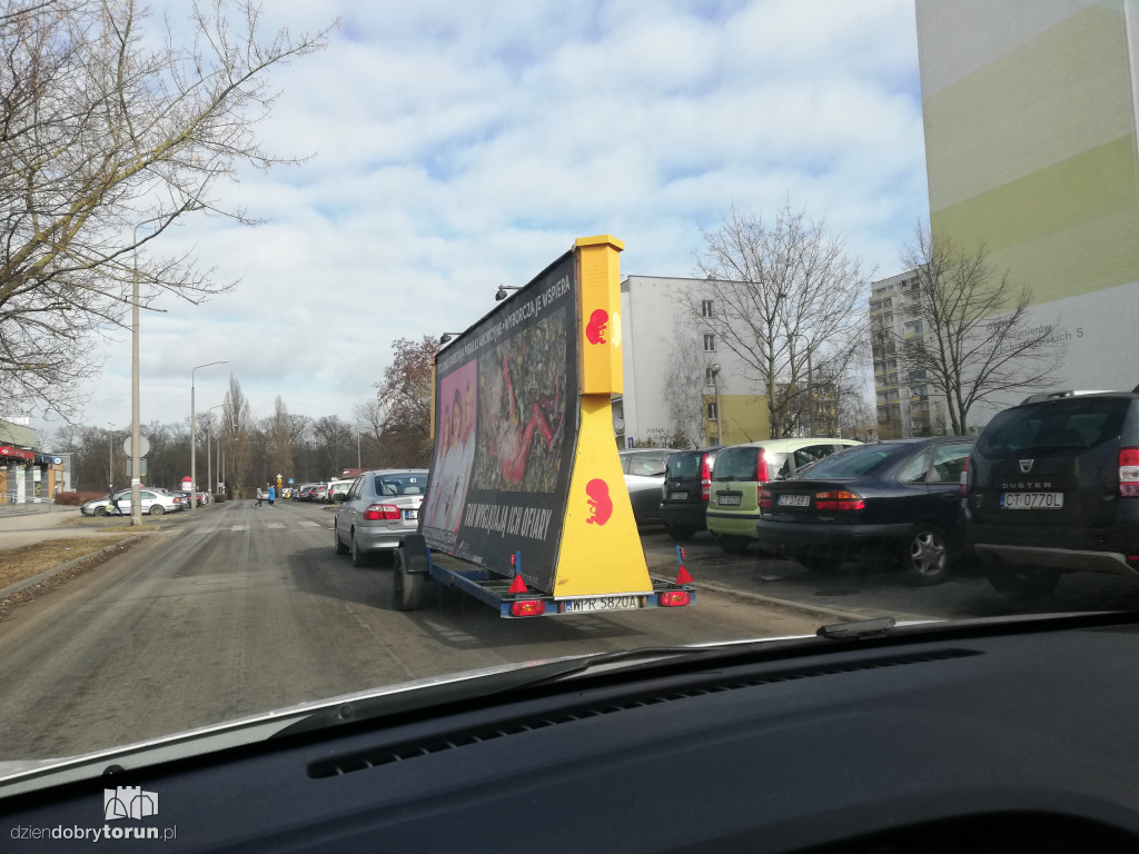 Toruń: baner pro-life na ulicach miasta