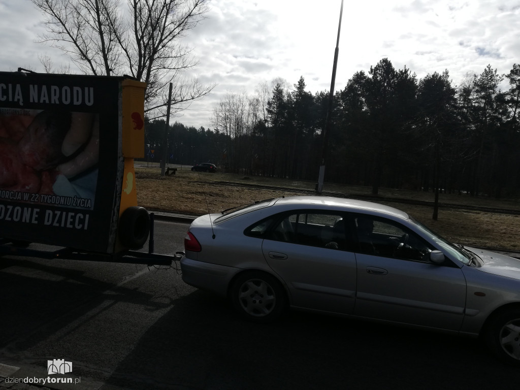 Toruń: baner pro-life na ulicach miasta
