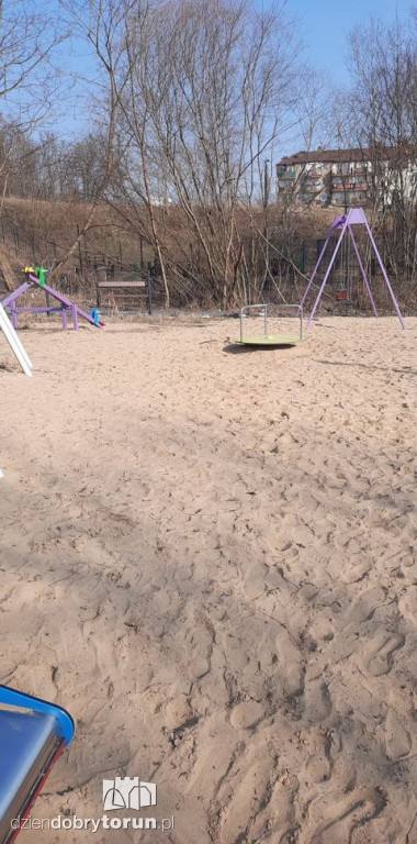 Toruń: zniszczony plac zabaw przy Olsztyńskiej