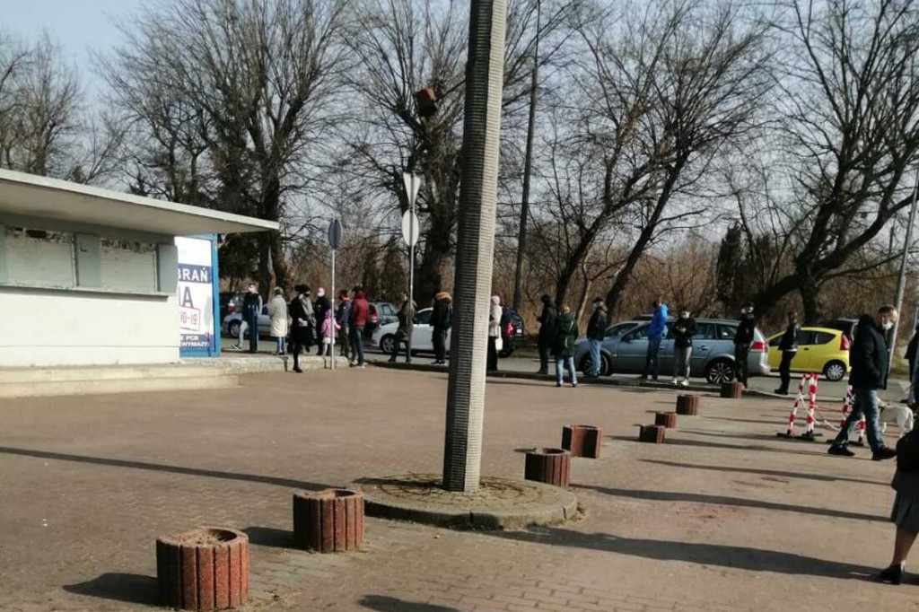 Kolejki do punkty pobrań przy Bema
