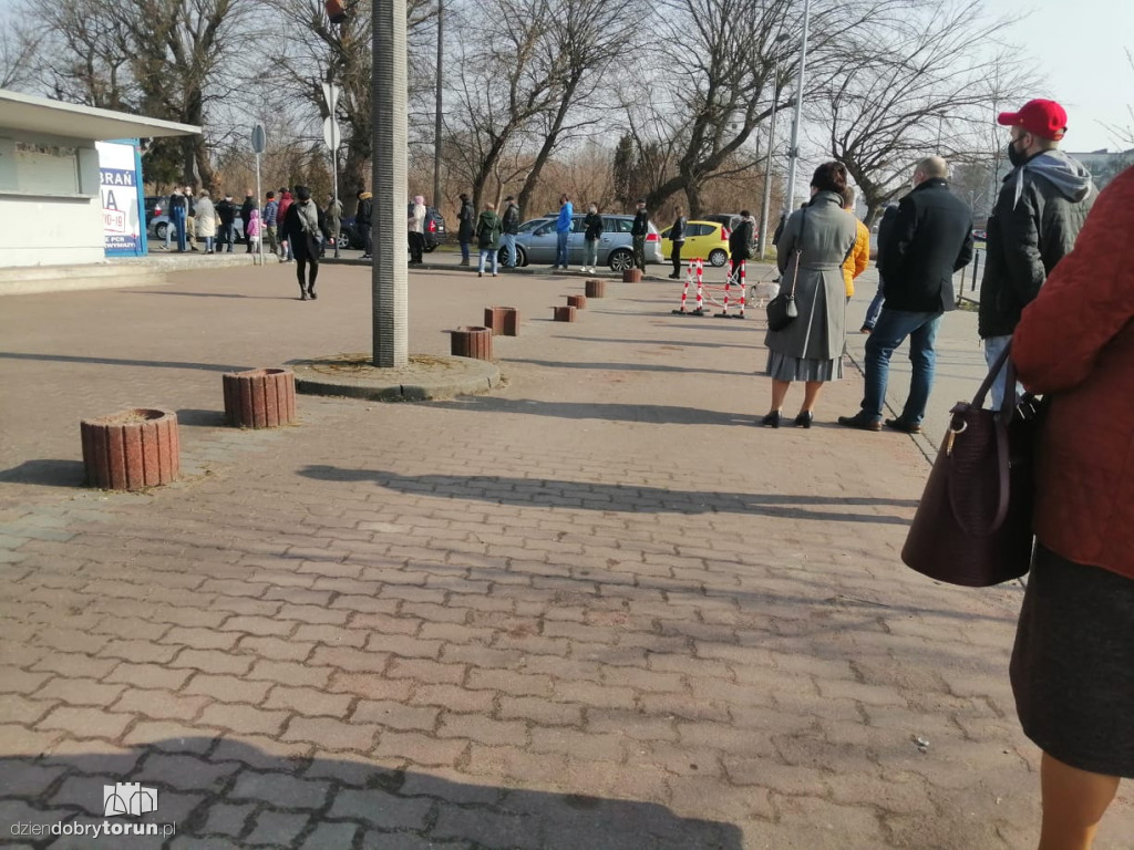 Kolejki do punkty pobrań przy Bema