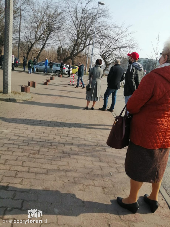 Kolejki do punkty pobrań przy Bema