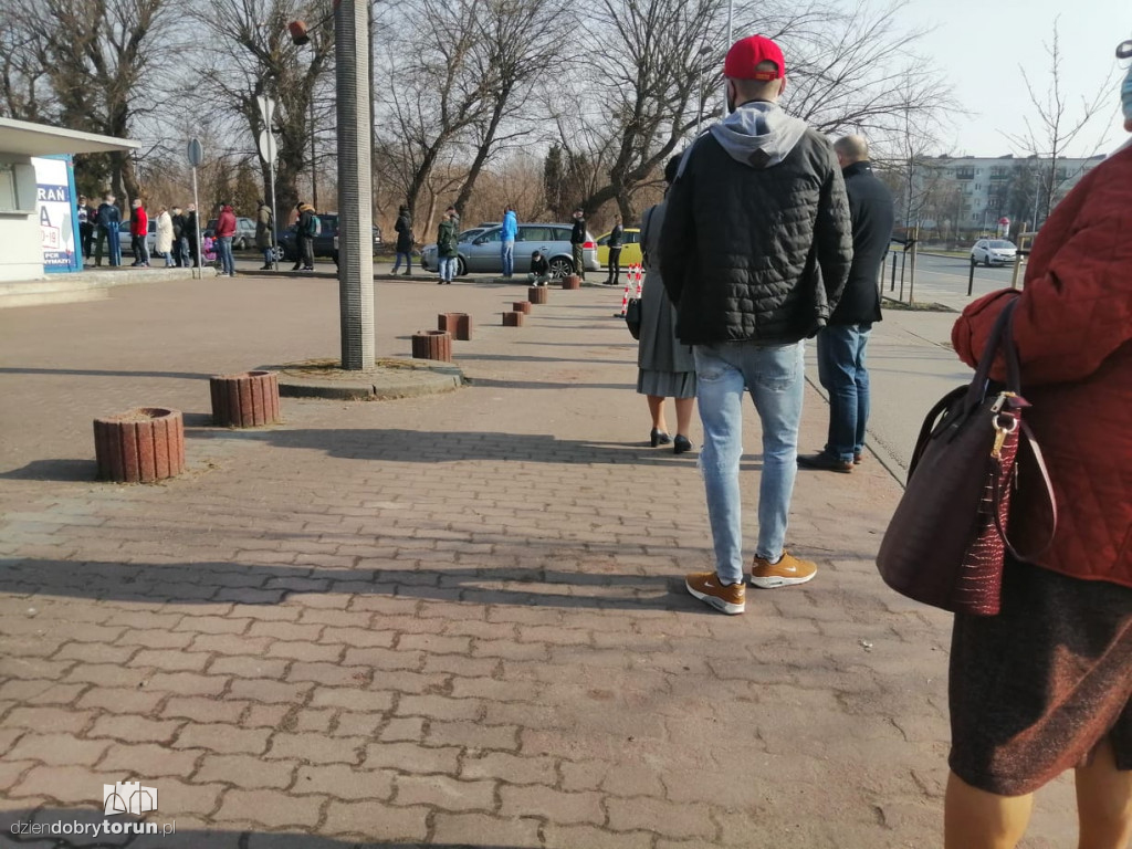 Kolejki do punkty pobrań przy Bema