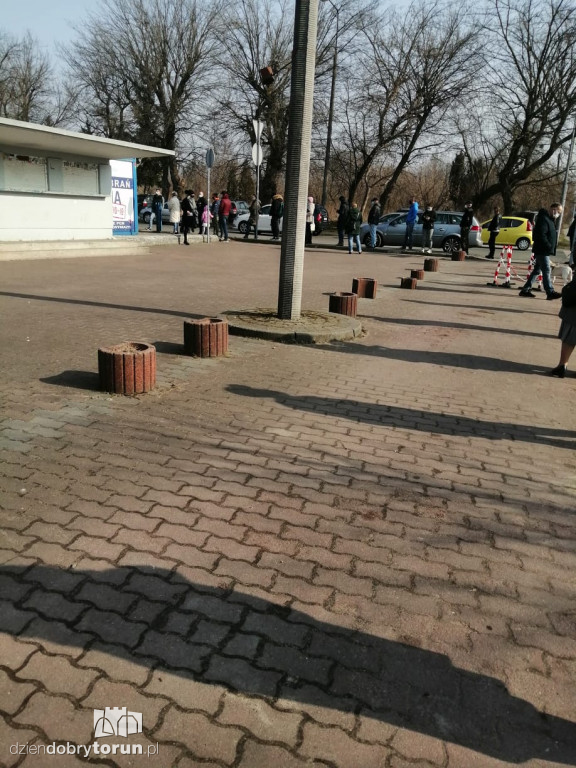 Kolejki do punkty pobrań przy Bema
