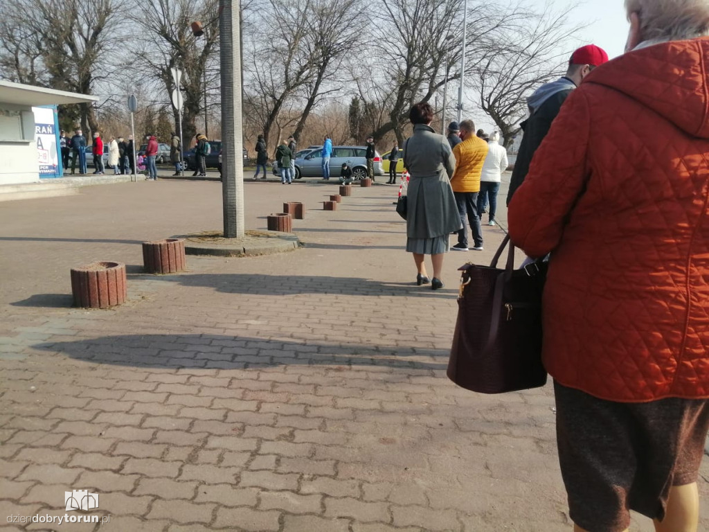 Kolejki do punkty pobrań przy Bema