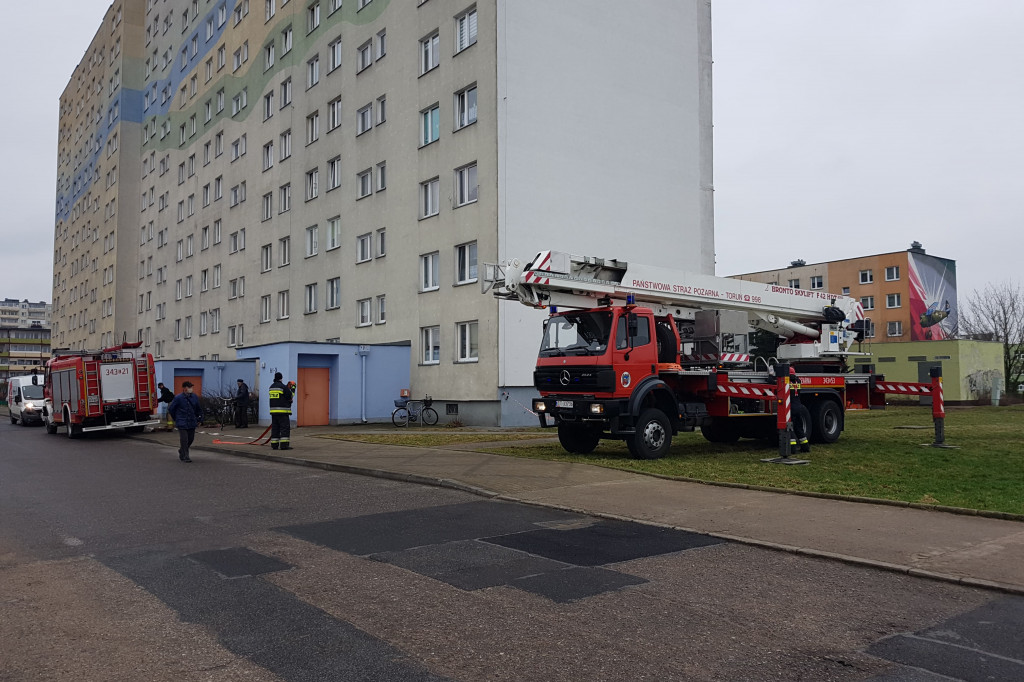 Toruń: ćwiczenia strażaków przy Suleckiego