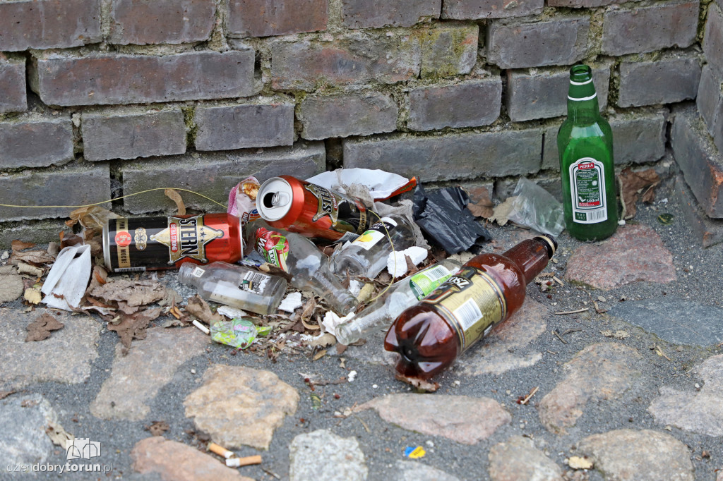 Śmieci i graffiti na małej ulicy na starówce